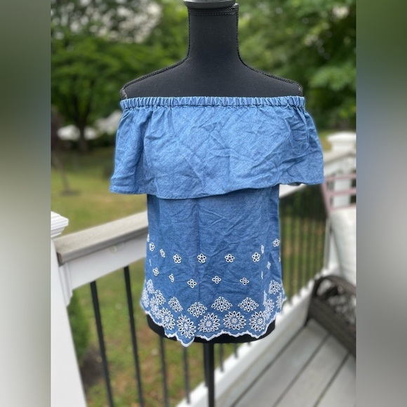 Old Navy - Chambray off shoulder embroidered top - XS - Picture 4 of 9
